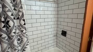 Secador de pelo, toallas, papel higiénico