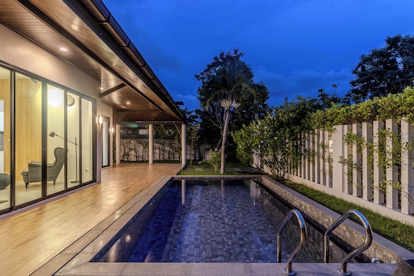 Una piscina al aire libre