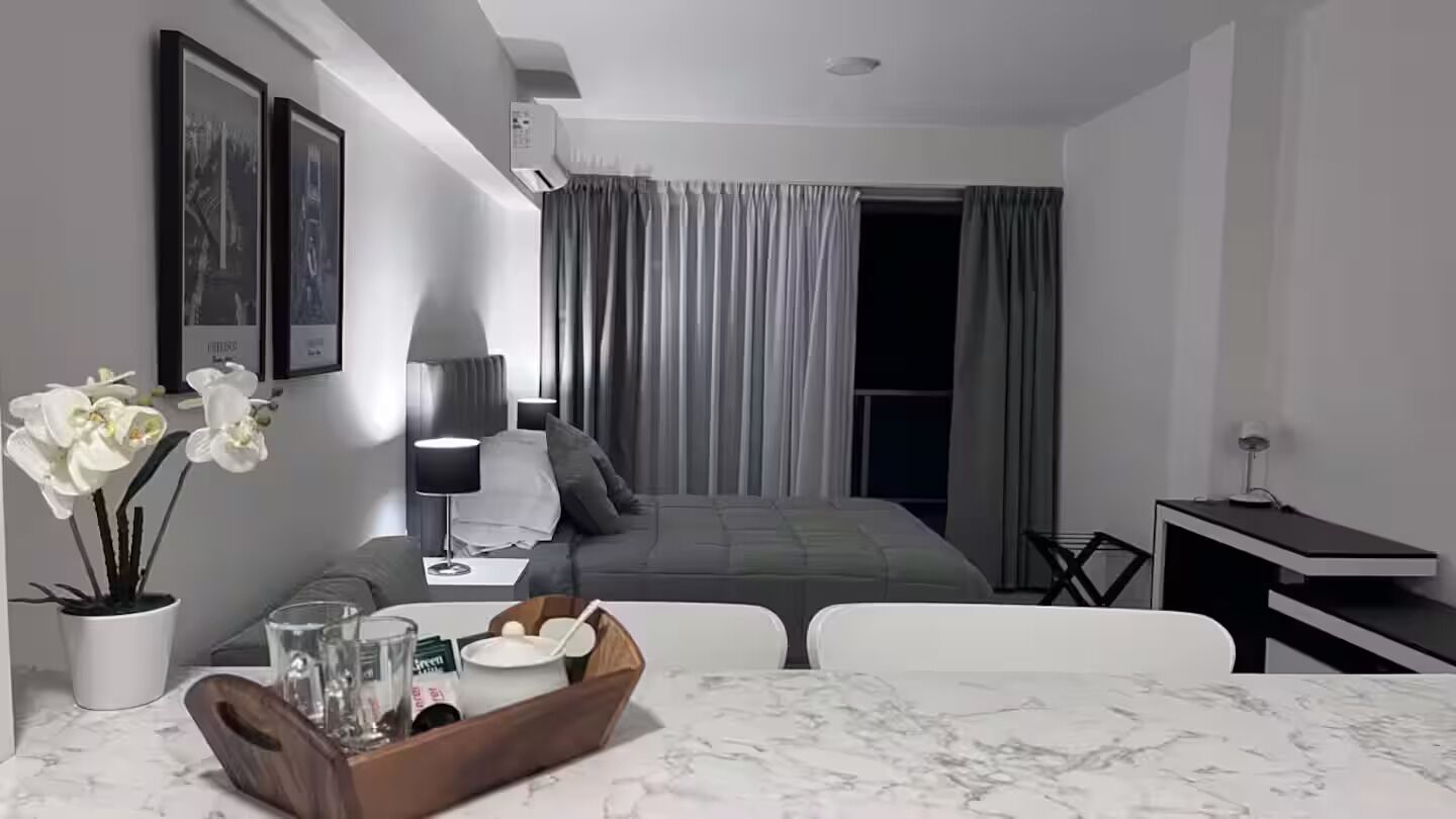 1 Schlafzimmer, Zimmersafe, Schreibtisch, Bügeleisen/Bügelbrett