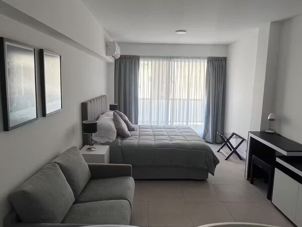 1 多间卧室、客房内保险箱、办公桌、熨斗/熨衣板