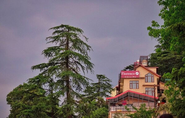 Un bâtiment sur lequel on peut lire l’inscription « Salle Florence », et qui possède un balcon surmonté d’un toit rouge.