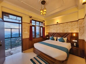 Une chambre d’hôtel avec un grand lit, une vue par la fenêtre et un balcon.