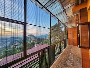 Quarto casal clássico, sacada, vista para a montanha | Terraço/pátio
