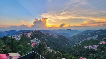 غرفة عائلية - بشرفة - منظر للجبل | شرفة/رواق