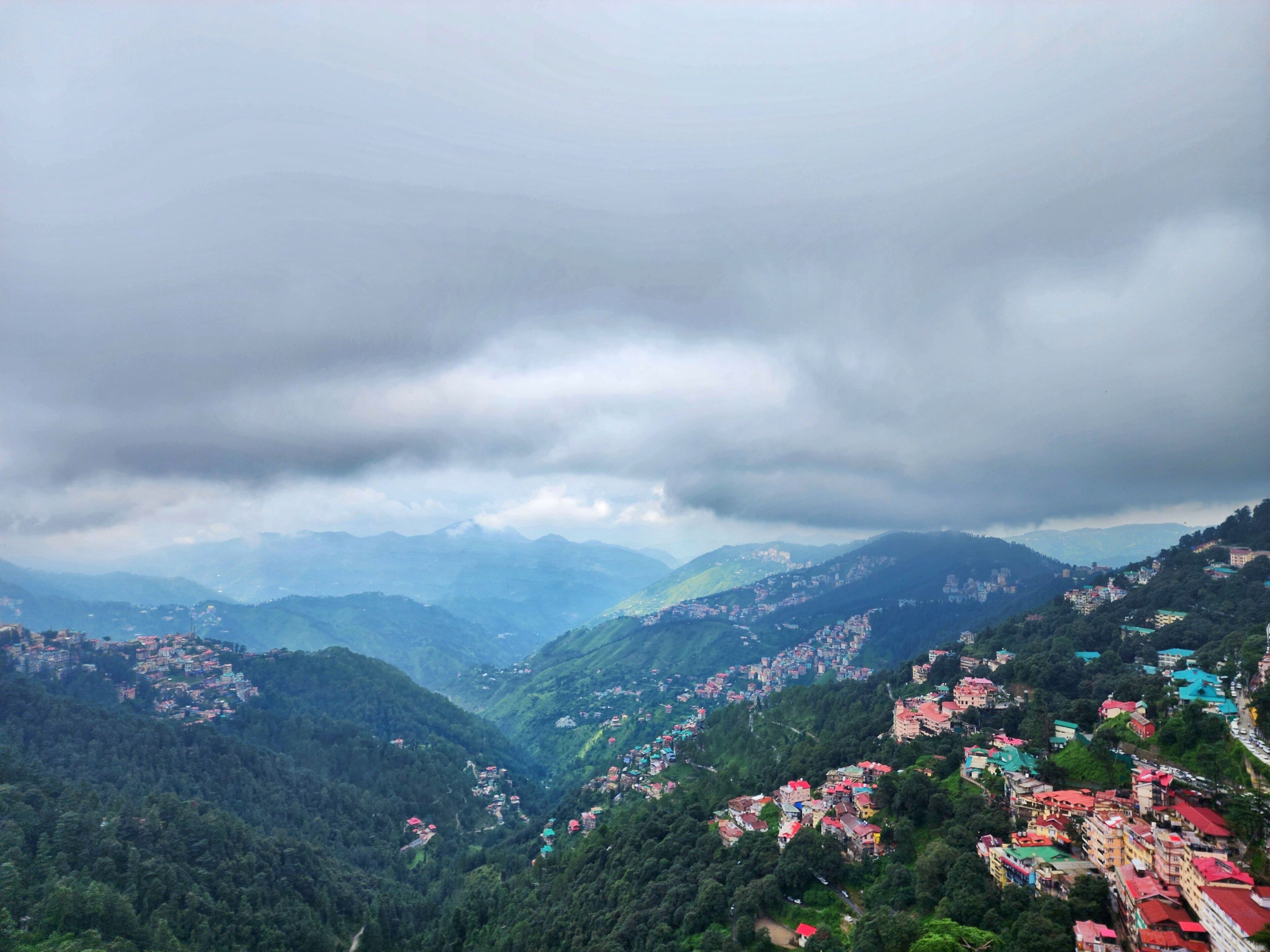 Un paysage montagneux avec un village niché au creux des collines.