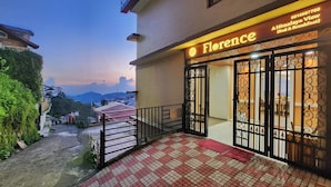 Ein Hotel namens 'Florence' mit Blick auf den Himalaya.