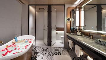 Executive Studio Suite | Bathroom | Free toiletries, hair dryer, bathrobes, slippers