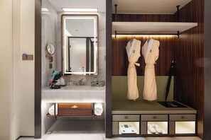 A modern bathroom with a vanity, a mirror, a robe rack, and a scale. - Shantou DIOTEL Queen Hotel (Shantou)