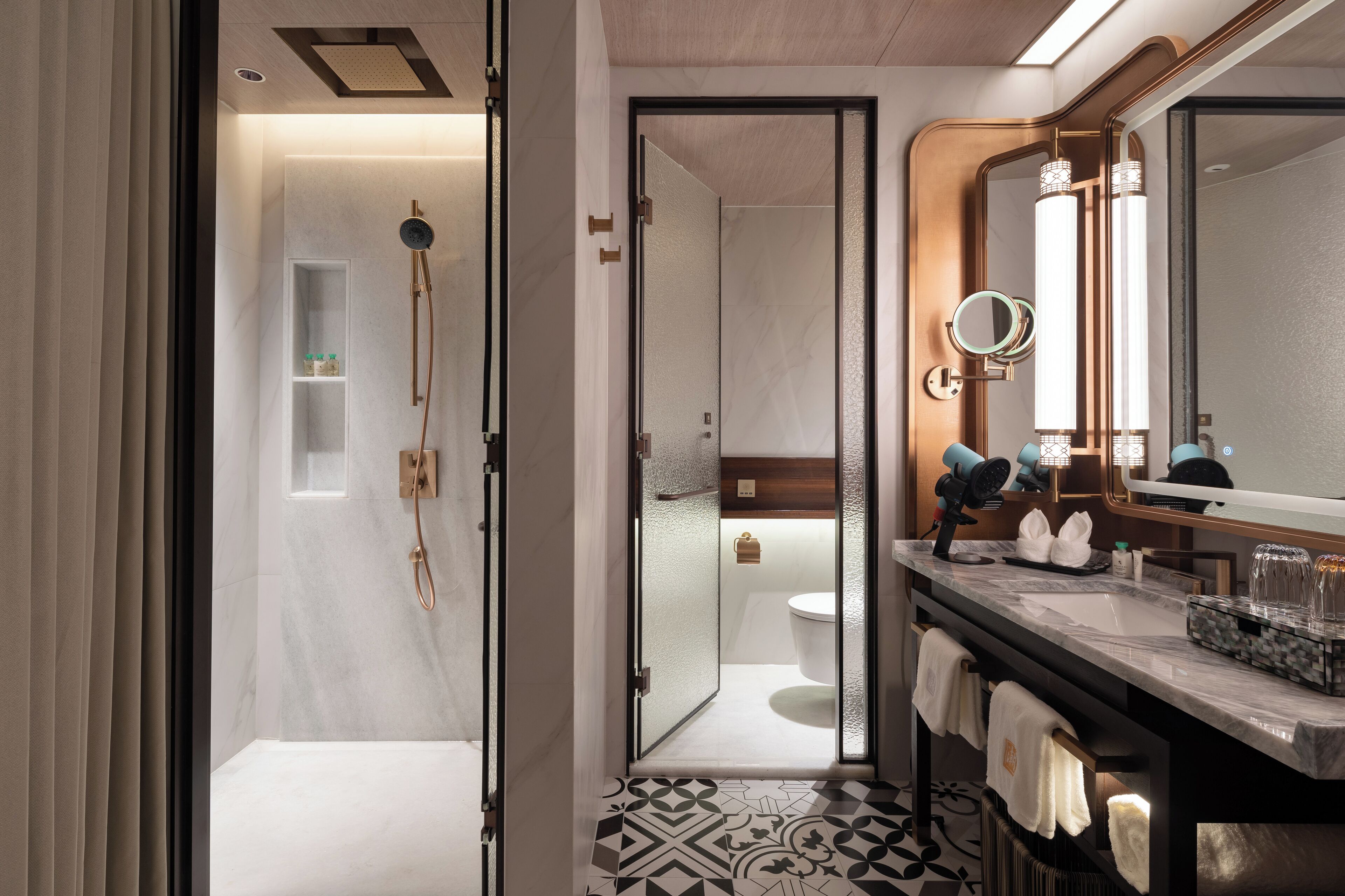 奢華開放式套房 | 浴室 | 免費盥洗用品、吹風機、拖鞋、毛巾