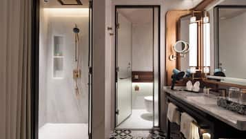 Luxury Studio Suite | Bathroom | Free toiletries, hair dryer, slippers, towels
