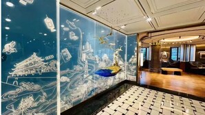 A modern interior with a large wall mural depicting traditional architecture and a wooden floor. - Shantou DIOTEL Queen Hotel (Shantou)