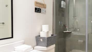 Dusj, hårføner, håndklær og såpe