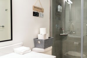 Dusj, hårføner, håndklær og såpe