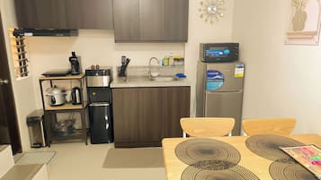Fridge, microwave, oven, coffee/tea maker