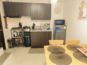 冷蔵庫、電子レンジ、オーブン、コーヒー / ティーメーカー