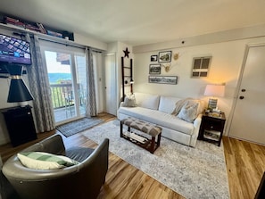 Smart TV, fireplace, DVD player, books