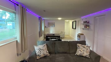 TV connectée, lecteur de DVD, livres, vidéothèque