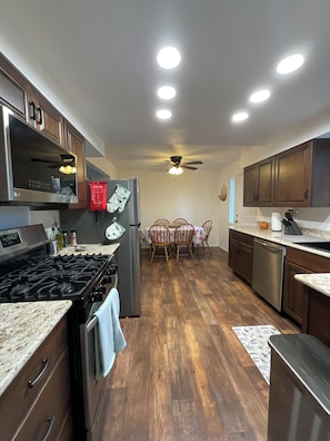 冷蔵庫、電子レンジ、オーブン、コンロ