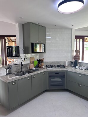 Jääkaappi, mikroaaltouuni, uuni, astianpesukone