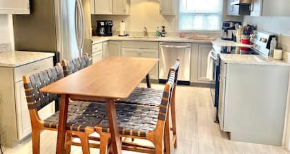 Bright Cozy Condo - 9 Minute Walk To Carroll Creek