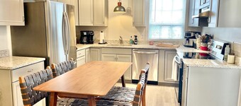 Bright Cozy Condo - 9 Minute Walk To Carroll Creek