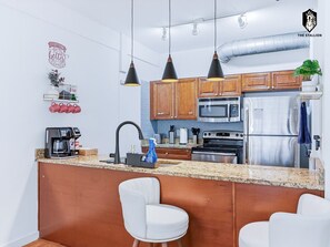 Kjøleskap, mikrobølgeovn, ovn og kokeplater