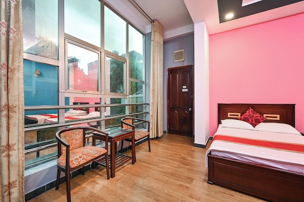 Family Room | Street view - Hoang Phung Hotel - Tan Son Nhat Airport (Ho Chi Minh City)