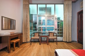 Family Room | Desk, free WiFi, bed sheets