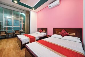 Family Room | Desk, soundproofing, free WiFi, bed sheets - Hoang Phung Hotel - Tan Son Nhat Airport (Ho Chi Minh City)