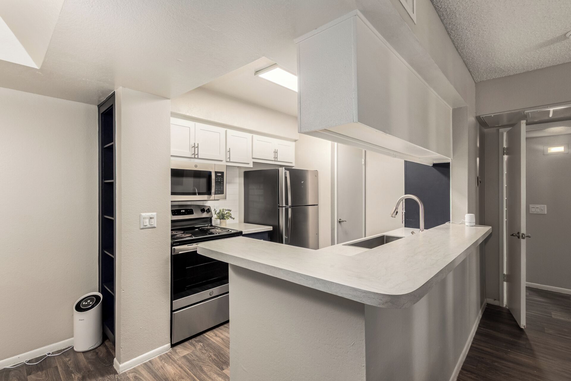 冷蔵庫、電子レンジ、オーブン、コンロ