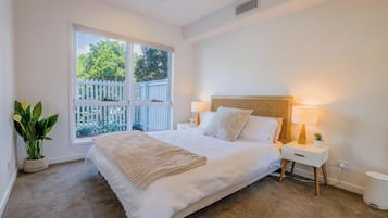 House, Balcony | Iron/ironing board, free WiFi