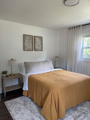 3 habitaciones, tabla de planchar con plancha, wifi y ropa de cama 