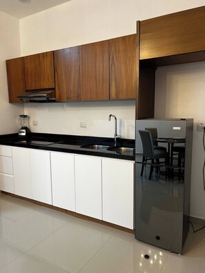 Fridge, coffee/tea maker, cookware/dishes/utensils, dining tables
