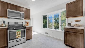 Frigorífic, microones, forn i placa de cuina