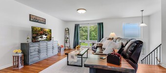 *7 Min to WVU*Private Deck*Game Room*Full Kitchen*W/D