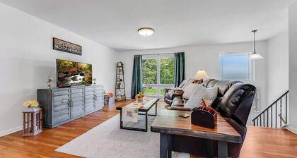 *7 Min to WVU*Private Deck*Game Room*Full Kitchen*W/D