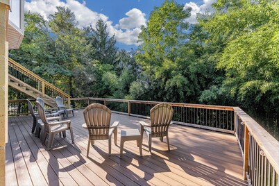 *7 Min to WVU*Private Deck*Game Room*Full Kitchen*W/D