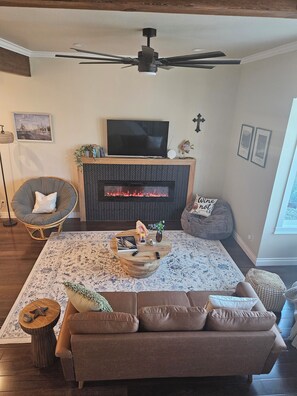 TV, fireplace