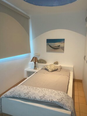 4 bedrooms, iron/ironing board, WiFi, bed sheets