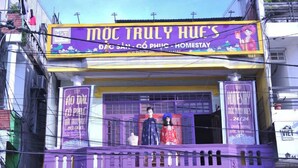 A building with a sign reading "MOC TRULY HUES" and "VACATION HOMESTAY". - Moc Truly Hue Homestay (Hue)