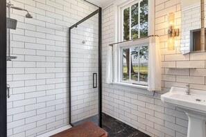 Bathroom - Historic Castle Coach House – Trail & Wineries (Earnscleugh)
