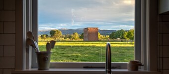 Historic Castle Coach House – Trail & Wineries