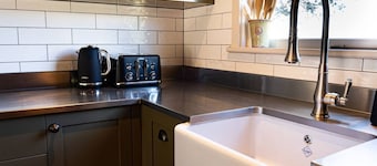 Historic Castle Coach House – Trail & Wineries