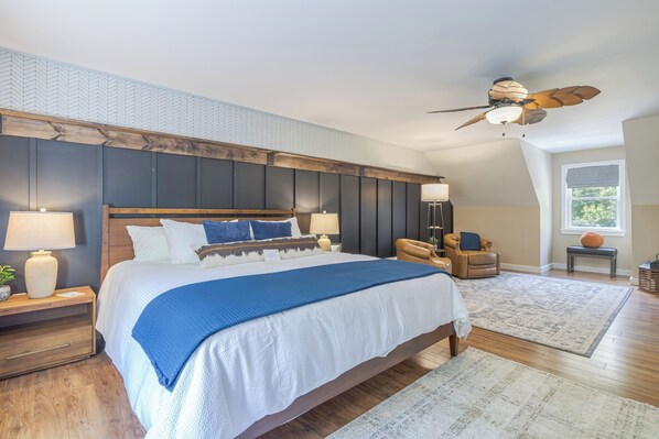 4 bedrooms, desk, iron/ironing board, travel crib