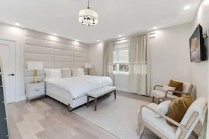 4 bedrooms, iron/ironing board, WiFi, bed sheets