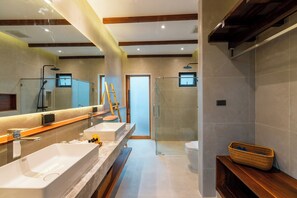 Vila superluxo, vista para o vale | Banheiro | Chuveiro, produtos de toalete grátis, secador de cabelo