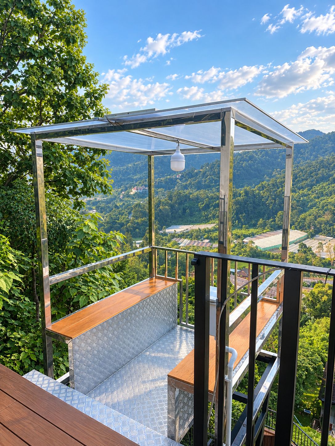 Un espace extérieur aménagé avec une structure en verre, une table en bois et un banc en métal.