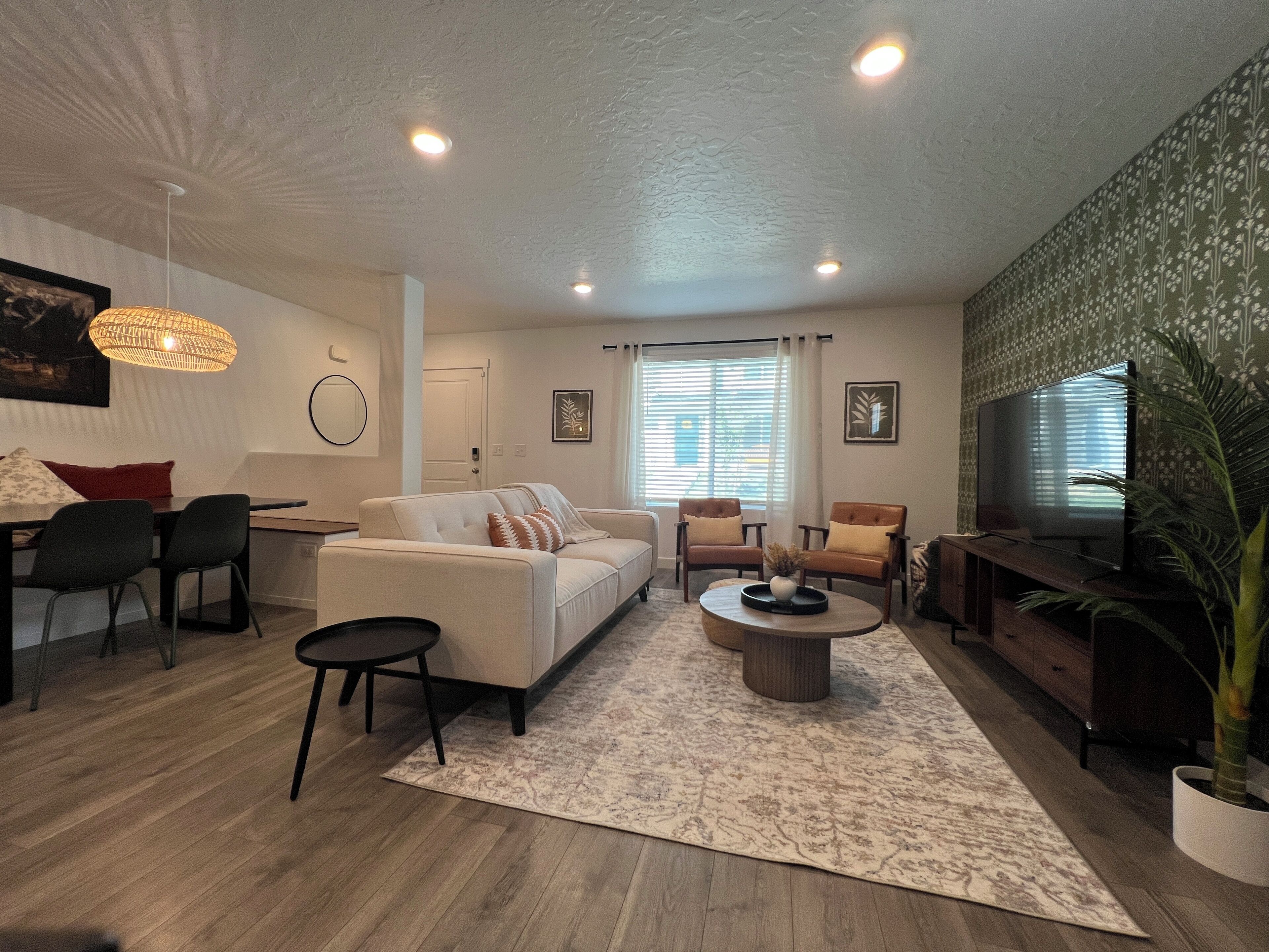Charming Layton Townhome. Cozy Home Near Hill Afb, Lagoon & Snow Basin. - Layton, UT