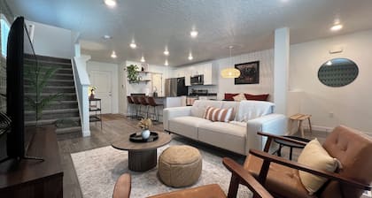 Charming Layton Townhome. Cozy home near Hill AFB, Lagoon & Snow Basin.