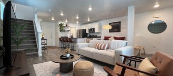 Charming Layton Townhome. Cozy home near Hill AFB, Lagoon & Snow Basin.